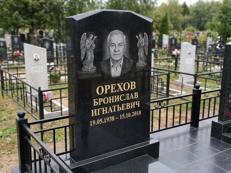 Памятник с гравировкой ангела — гравировка ангела-хранителя сбоку от портрета, работа «Фаддеев» в Южно-Сахалинске
