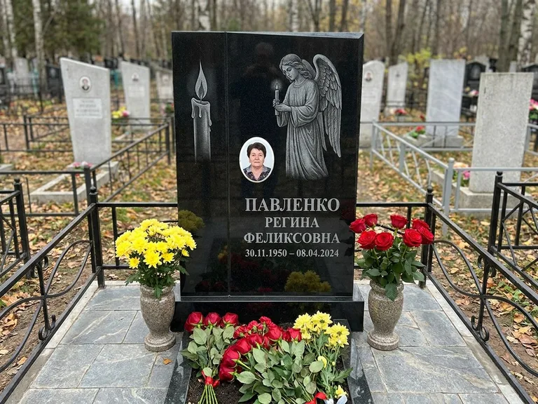 Памятник с гравировкой ангела — гравировка молящегося ангела в верхней части стелы, работа «Пантелеева» в Южно-Сахалинске