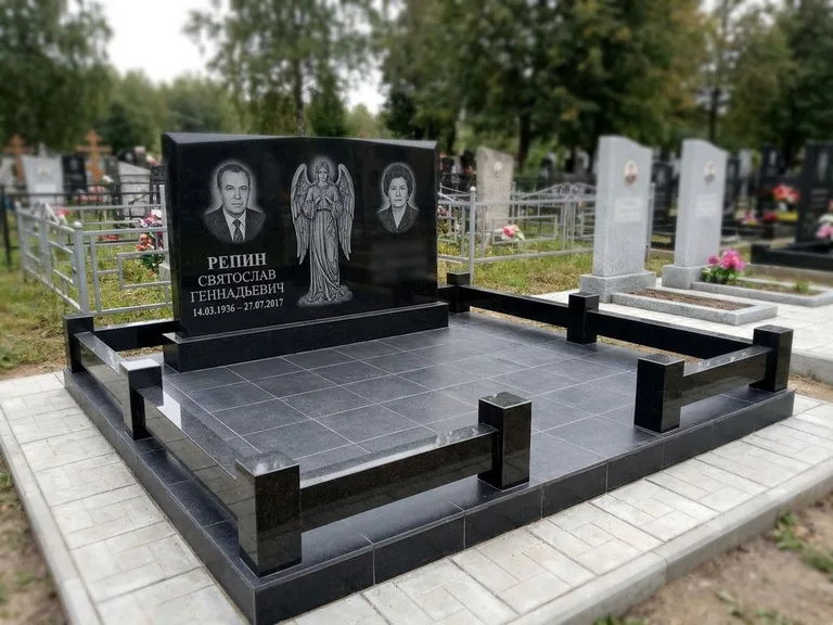 Памятник с гравировкой ангела — гравировка ангела с крестом рядом с эпитафией, работа «Касаткин» в Южно-Сахалинске