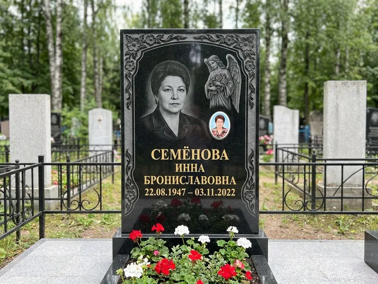 Памятник с гравировкой ангела — гравировка ангела с голубем по диагонали стелы, работа «Лобанова» в Южно-Сахалинске