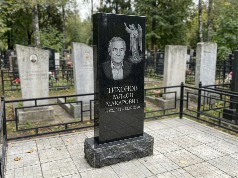 Памятник с гравировкой ангела — гравировка двух ангелов по сторонам портрета, работа «Свиридов» в Южно-Сахалинске