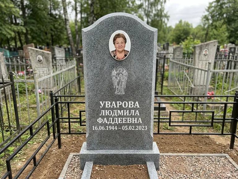 Памятник с гравировкой ангела — гравировка ангела в облаках с лучами над портретом, работа «Игнатова» в Южно-Сахалинске