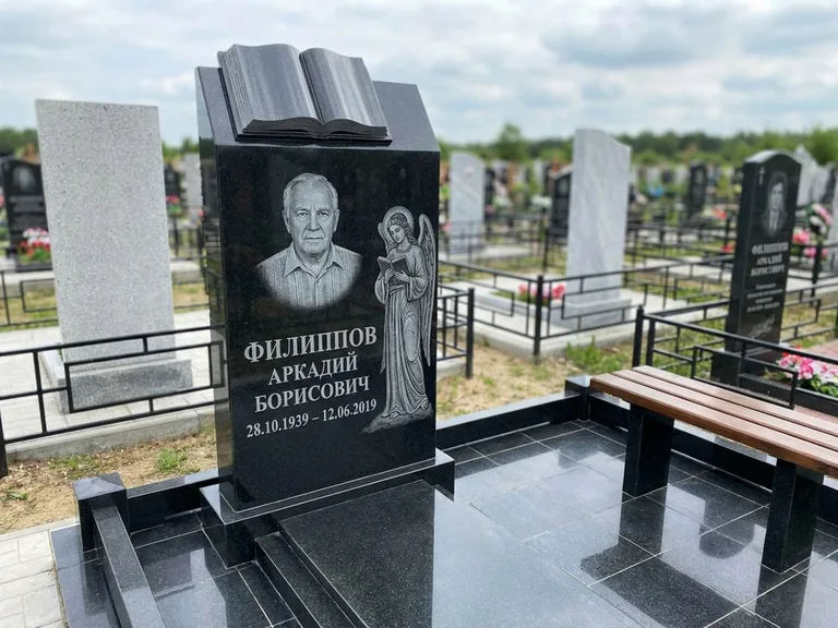 Памятник с гравировкой ангела — белая гравировка скорбящего ангела над портретом, работа «Доронин» в Южно-Сахалинске