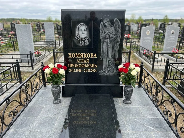 Памятник с гравировкой ангела — гравировка ангела-хранителя сбоку от портрета, работа «Яковлева» в Южно-Сахалинске