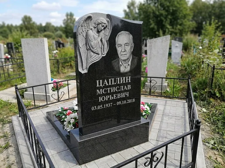 Памятник с гравировкой ангела — гравировка молящегося ангела в верхней части стелы, работа «Пономарёв» в Южно-Сахалинске