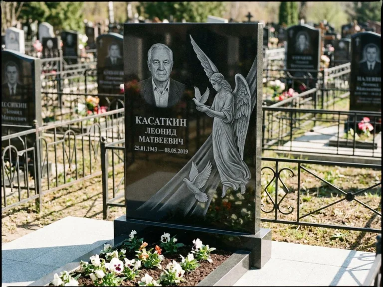 Памятник с гравировкой ангела — гравировка ангела с голубем по диагонали стелы, работа «Касаткин» в Южно-Сахалинске