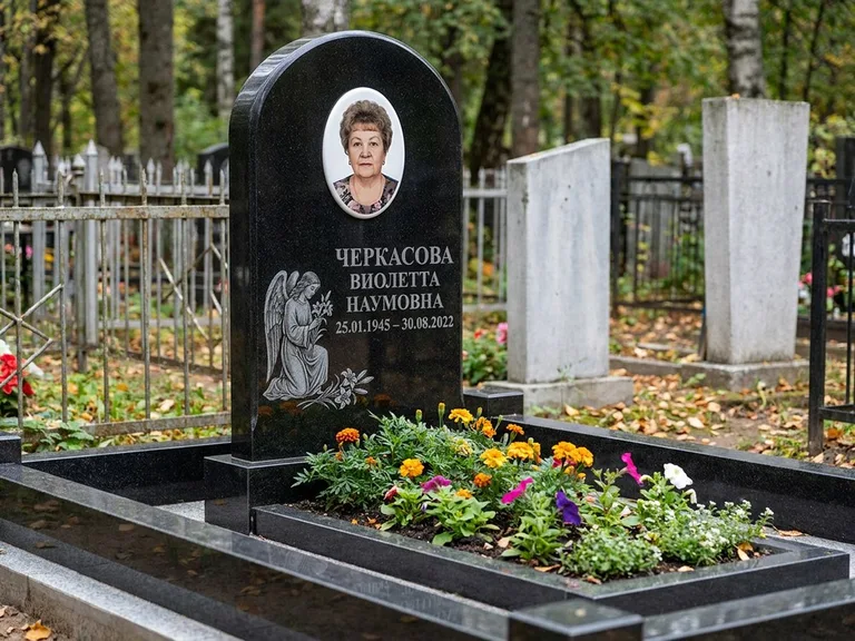 Памятник с гравировкой ангела — гравировка ангела с крестом рядом с эпитафией, работа «Журавлёва» в Южно-Сахалинске
