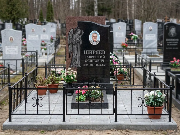 Памятник с гравировкой ангела — гравировка ангела с голубем по диагонали стелы, работа «Селиванов» в Южно-Сахалинске