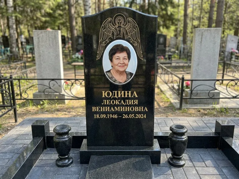 Памятник с гравировкой ангела — гравировка двух ангелов по сторонам портрета, работа «Гордеева» в Южно-Сахалинске