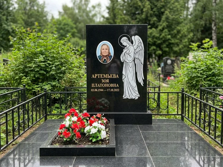 Памятник с гравировкой ангела — гравировка ангела в облаках с лучами над портретом, работа «Фаддеев» в Южно-Сахалинске