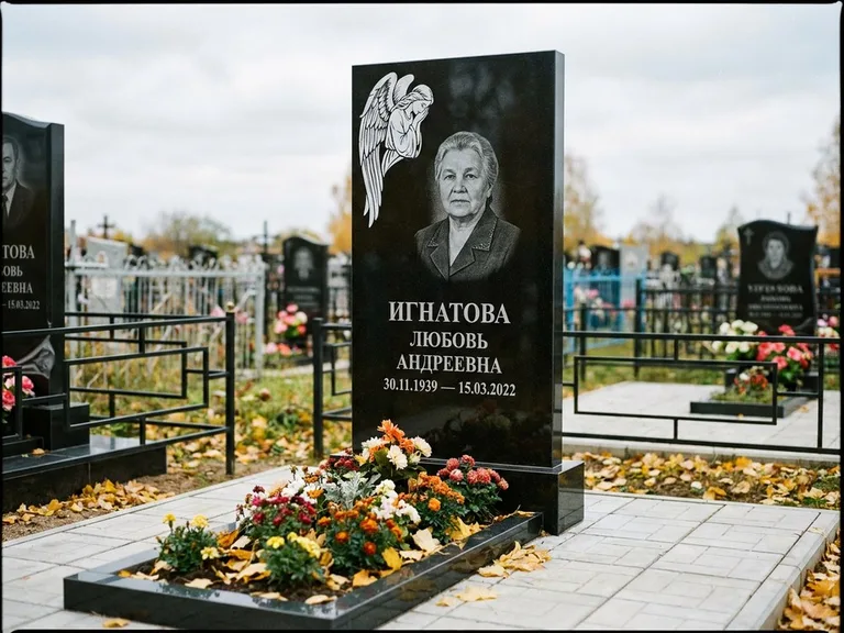 Памятник с гравировкой ангела — белая гравировка скорбящего ангела над портретом, работа «Игнатова» в Южно-Сахалинске
