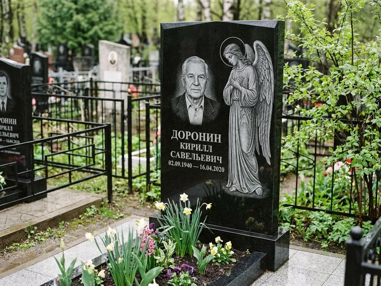 Памятник с гравировкой ангела — гравировка ангела-хранителя сбоку от портрета, работа «Доронин» в Южно-Сахалинске