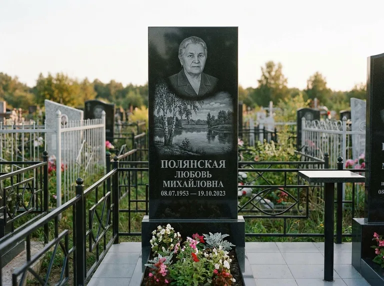 Памятник с гравировкой берёзы — гравировка берёзы у зеркального озера, работа «Полянская» в Южно-Сахалинске
