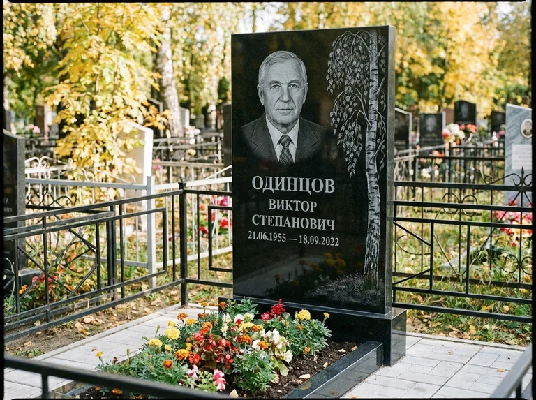 Памятник с гравировкой берёзы — гравировка плакучей берёзы с тонкими ветвями, работа «Одинцов» в Южно-Сахалинске