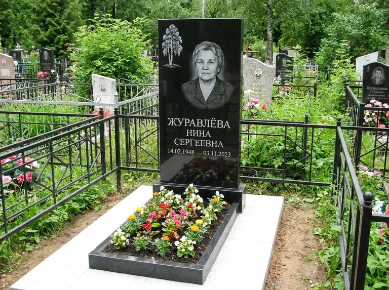 Памятник с гравировкой берёзы — гравировка одинокой берёзы над именем, работа «Журавлёва» в Южно-Сахалинске