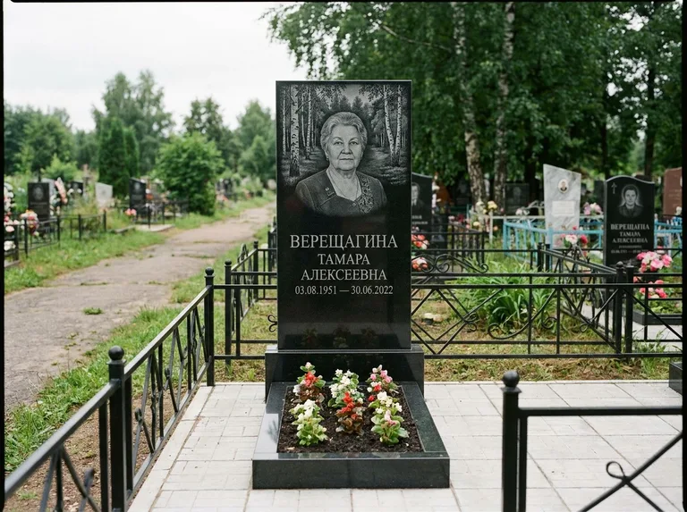 Памятник с гравировкой берёзы — гравировка берёзовой рощи в глубину, работа «Верещагина» в Южно-Сахалинске