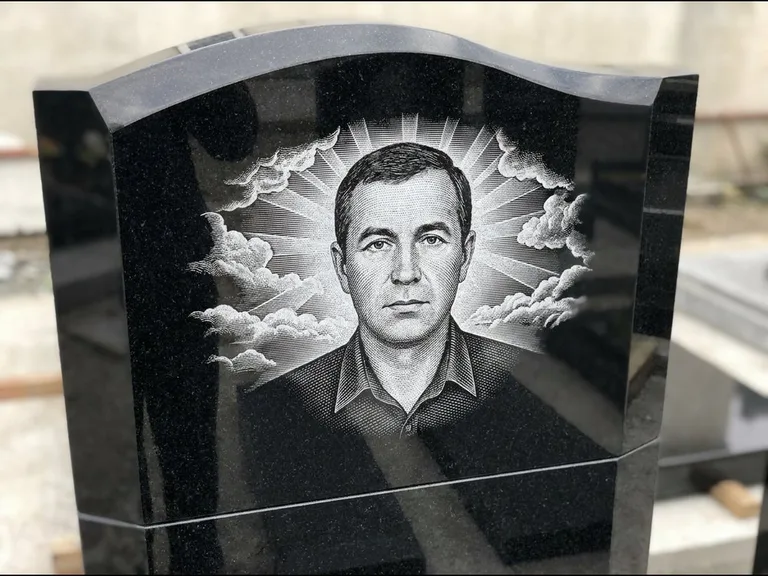 Гравировка фото на памятнике — с фоном в Южно-Сахалинске