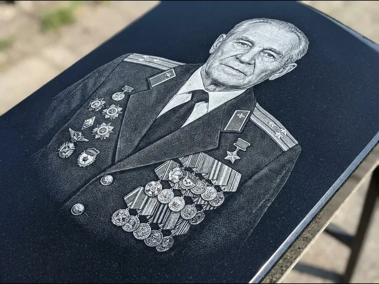 Гравировка фото на памятнике — военный / ветеран в Южно-Сахалинске