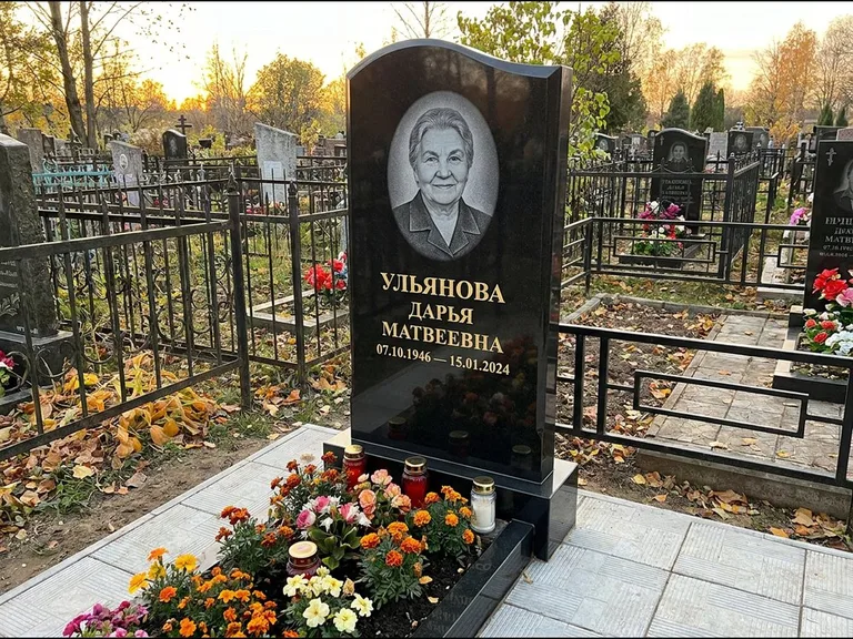 Гравировка портрета на чёрном граните — выполненная работа 12 в Южно-Сахалинске