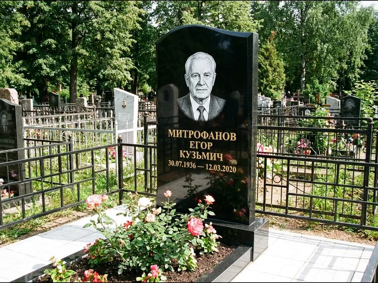 Гравировка портрета на чёрном граните — выполненная работа 29 в Южно-Сахалинске