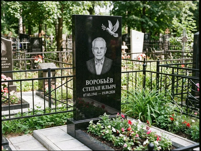 Гравировка голубей на памятник в Южно-Сахалинске — памятник из чёрного гранита с гравировкой