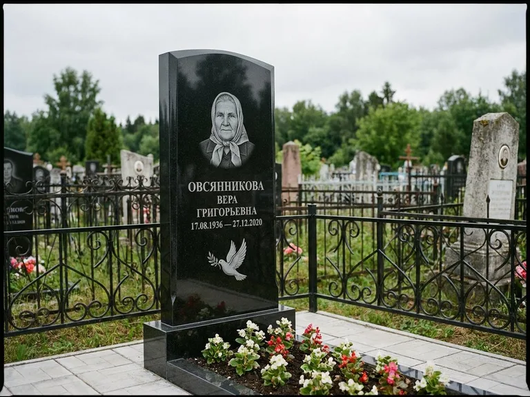 Памятник с гравировкой голубей — гравировка голубя с оливковой ветвью рядом с эпитафией, работа «Овсянникова» в Южно-Сахалинске