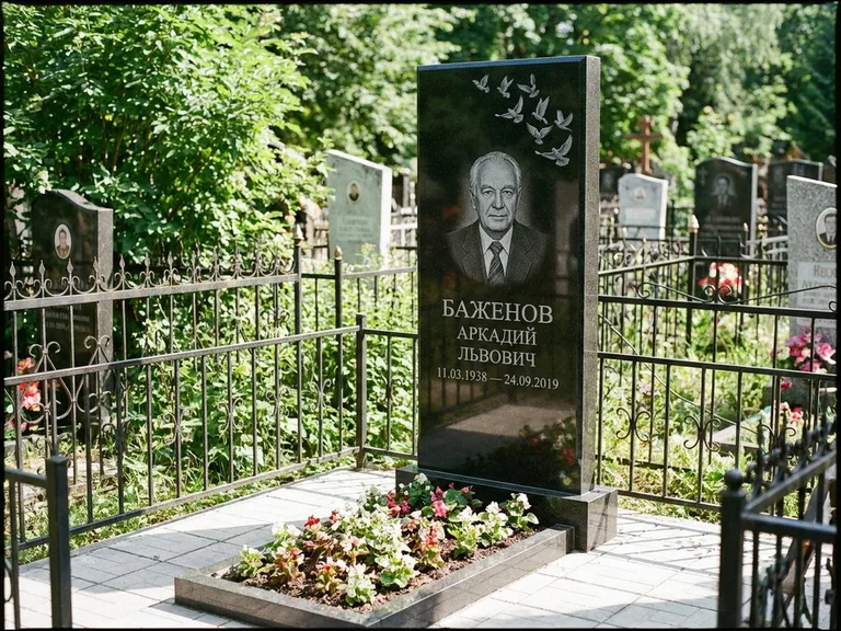 Памятник с гравировкой голубей — гравировка стаи голубей, взлетающей от угла стелы, работа «Баженов» в Южно-Сахалинске