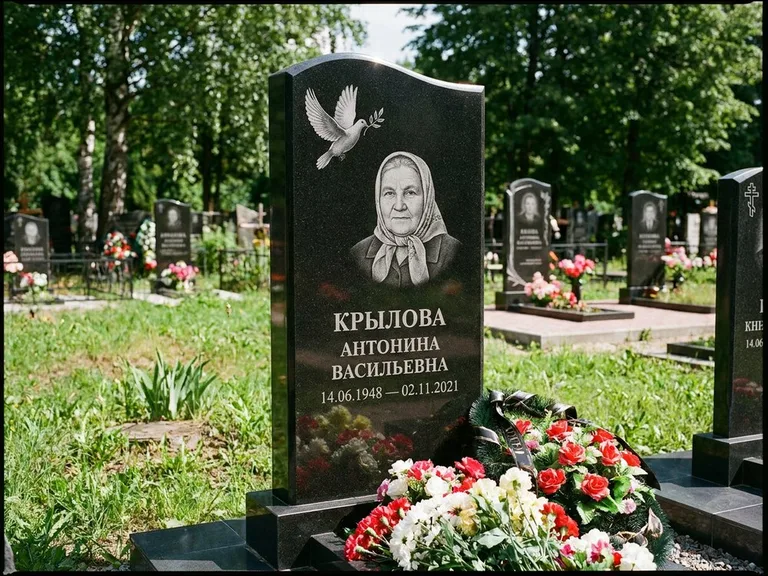 Памятник с гравировкой голубей — гравировка голубей, работа «Крылова» в Южно-Сахалинске