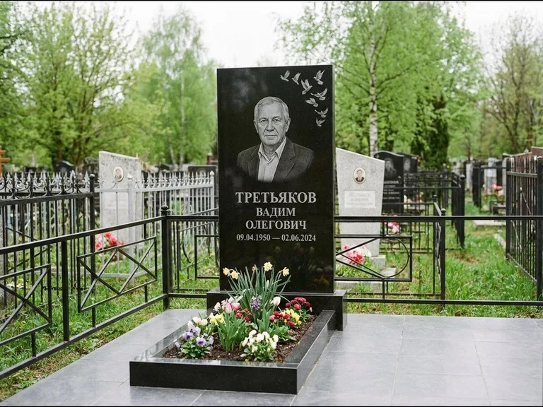 Памятник с гравировкой голубей — гравировка стаи голубей, взлетающей от угла стелы, работа «Третьяков» в Южно-Сахалинске