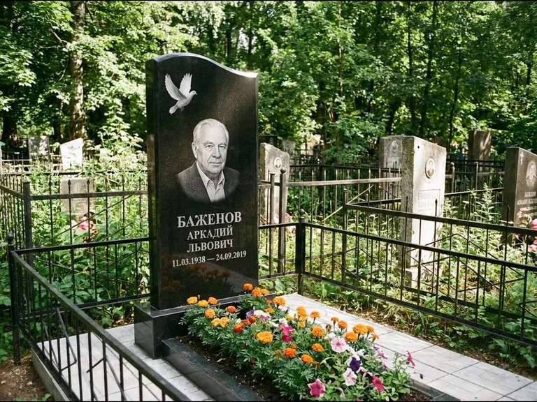 Памятник с гравировкой голубей — белая гравировка взлетающего голубя над портретом, работа «Баженов» в Южно-Сахалинске