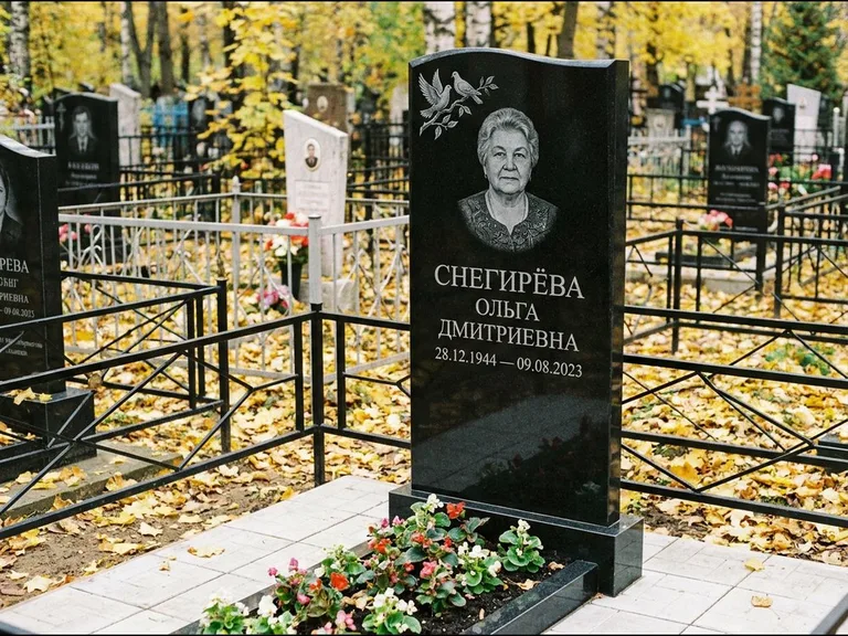 Памятник с гравировкой голубей — гравировка пары голубей на ветке в верхнем углу стелы, работа «Снегирёва» в Южно-Сахалинске
