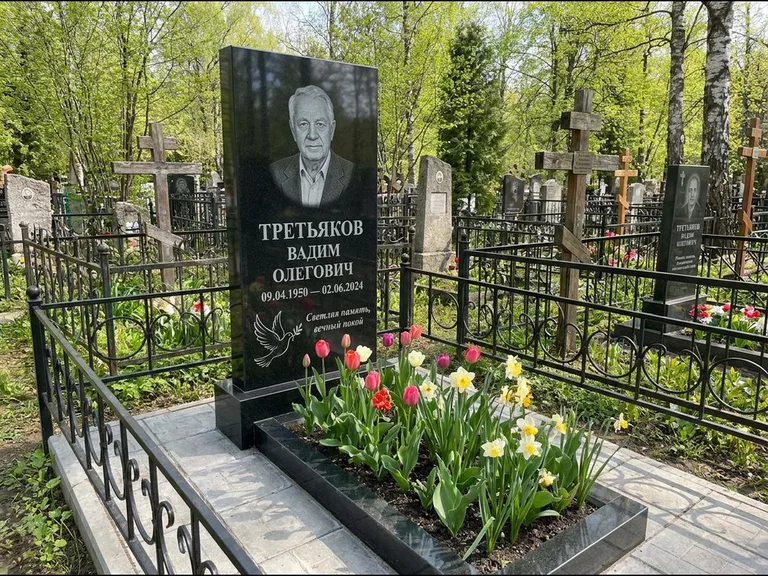 Памятник с гравировкой голубей — гравировка голубя с оливковой ветвью рядом с эпитафией, работа «Третьяков» в Южно-Сахалинске