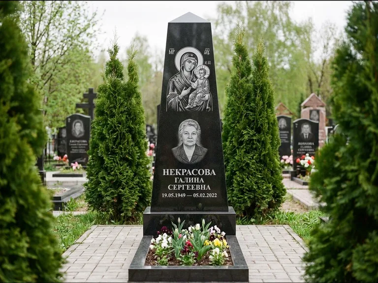 Памятник с гравировкой иконы — образ Николая Чудотворца, работа «Третьяков» в Южно-Сахалинске