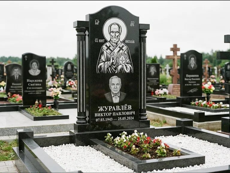 Памятник с гравировкой иконы — икона в резном киоте, работа «Верещагина» в Южно-Сахалинске