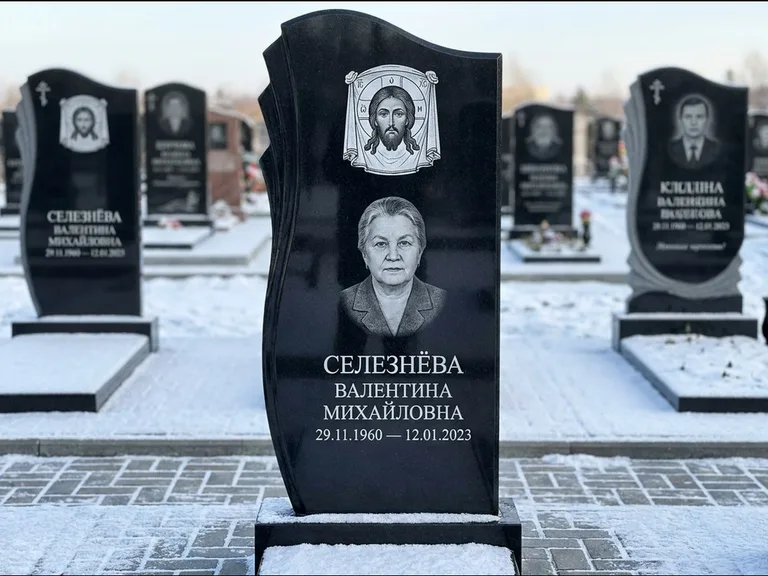 Памятник с гравировкой иконы — Казанская икона Божией Матери на стеле, работа «Одинцов» в Южно-Сахалинске