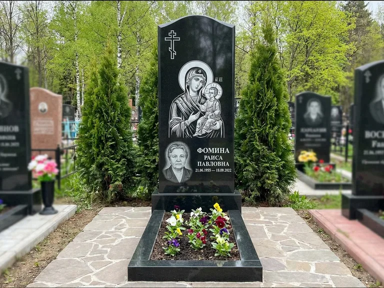 Памятник с гравировкой иконы — икона в резном киоте, работа «Гущин» в Южно-Сахалинске