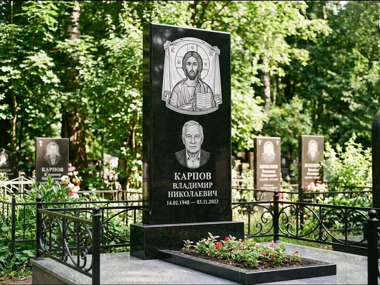 Памятник с гравировкой иконы: широкая двойная семейная стела — золочёный нимб на образе, цветник с красными розами, работа «Воронцова» в Южно-Сахалинске
