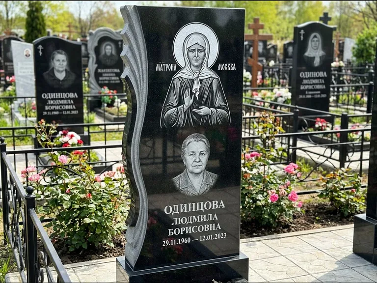 Памятник с гравировкой иконы: ступенчатая двухуровневая стела — Архангел Михаил на стеле, каменная дорожка из плитняка, работа «Одинцов» в Южно-Сахалинске