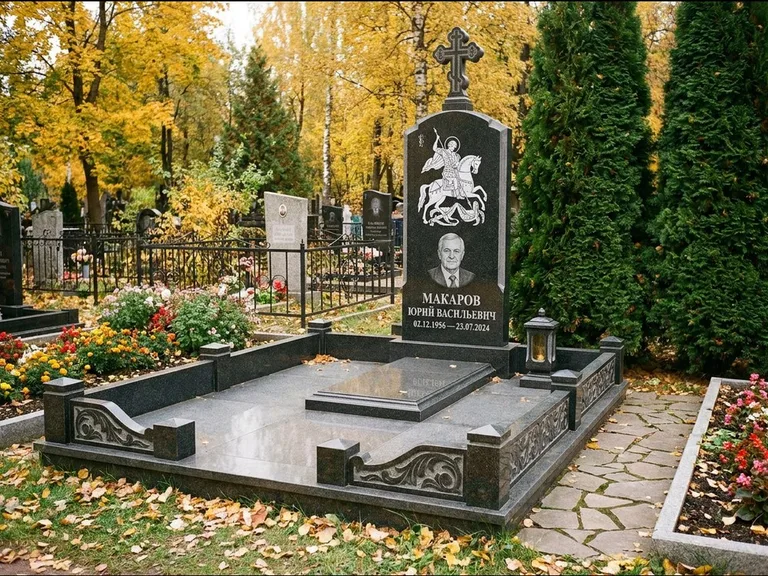 Памятник с гравировкой иконы: ступенчатая трёхуровневая стела — золочёный нимб на образе, дорожка из природного плитняка, работа «Лебедева» в Южно-Сахалинске