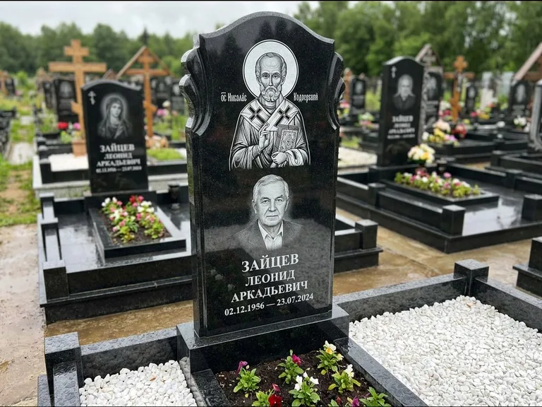 Памятник с гравировкой иконы — образ Николая Чудотворца, работа «Лебедева» в Южно-Сахалинске