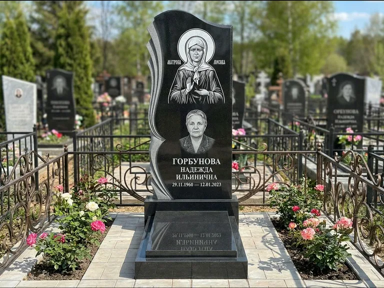 Памятник с гравировкой иконы — икона в резном киоте, работа «Одинцов» в Южно-Сахалинске