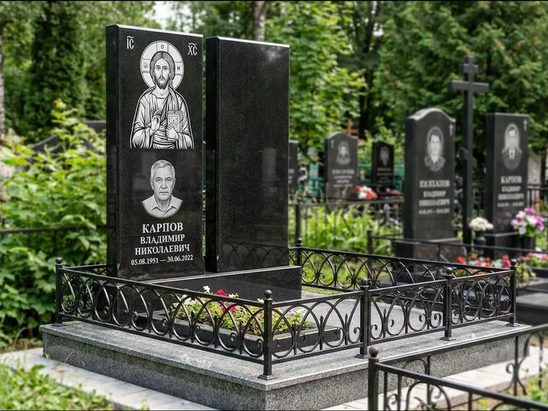 Памятник с гравировкой иконы — Казанская икона Божией Матери на стеле, работа «Богданова» в Южно-Сахалинске