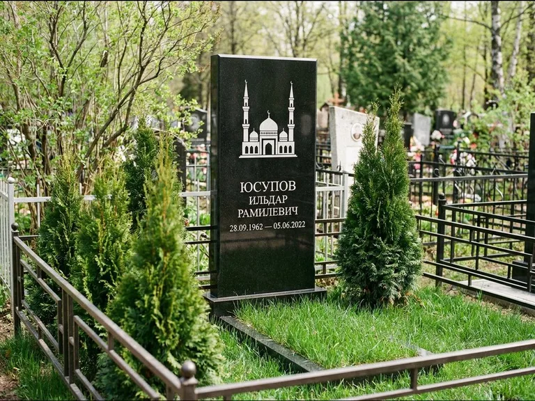 Мусульманский памятник с гравировкой мечети — силуэт мечети с двумя минаретами над именем, работа «Юсупов» в Южно-Сахалинске