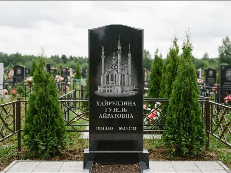 Мусульманский памятник с гравировкой мечети — мечеть Кул-Шариф на обороте стелы, работа «Хайруллина» в Южно-Сахалинске