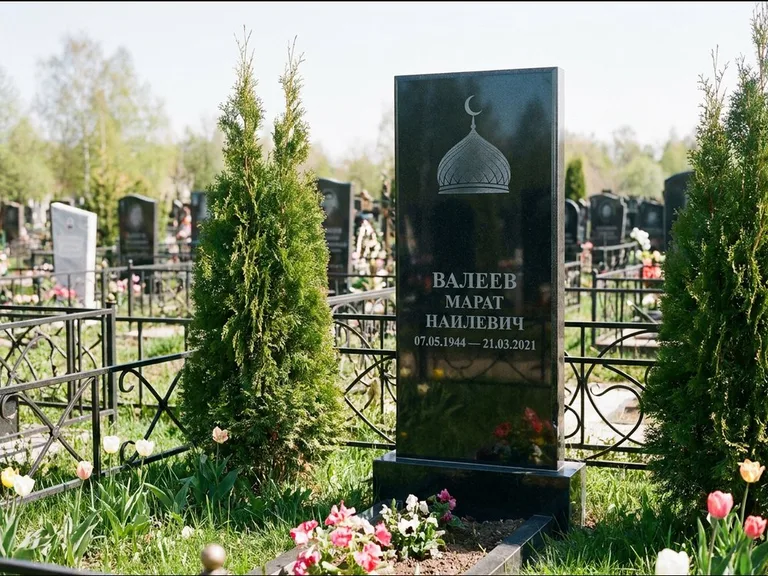 Мусульманский памятник с гравировкой мечети — купол с полумесяцем в верхней части, работа «Валеев» в Южно-Сахалинске