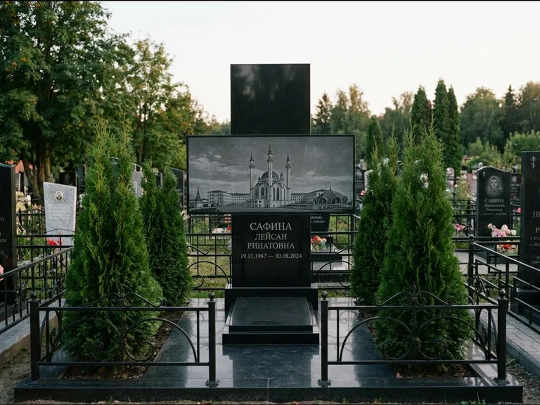 Мусульманский памятник с гравировкой мечети — панорама мечети во всю ширину стелы, работа «Сафина» в Южно-Сахалинске