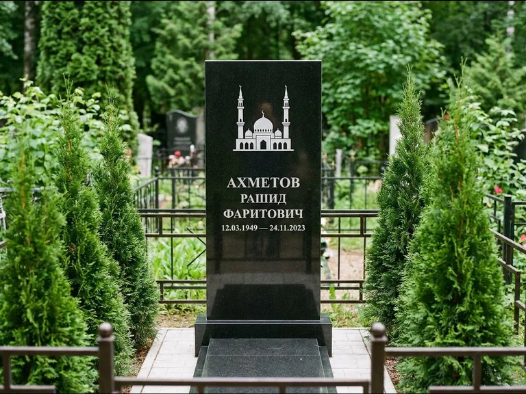 Мусульманский памятник с гравировкой мечети — силуэт мечети с двумя минаретами над именем, работа «Ахметов» в Южно-Сахалинске