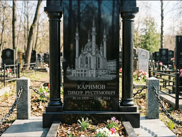 Мусульманский памятник с гравировкой мечети: стела с колоннами-минаретами по бокам — детализированная гравировка мечети Кул-Шариф, гранитные столбики с провисающей цепью, работа «Каримов» в Южно-Сахалинске