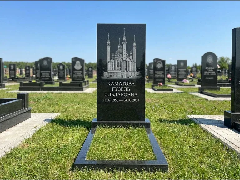 Мусульманский памятник с гравировкой мечети: небольшая скромная одиночная стела — золочёная гравировка мечети, аккуратный участок с газоном, работа «Нигматуллина» в Южно-Сахалинске