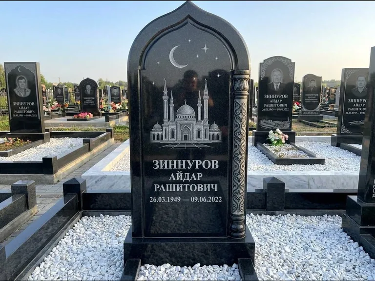 Мусульманский памятник с гравировкой мечети: стела с михраб-верхом и резной боковой колонной — детализированная гравировка мечети Кул-Шариф, белая мраморная крошка, работа «Ахметов» в Южно-Сахалинске